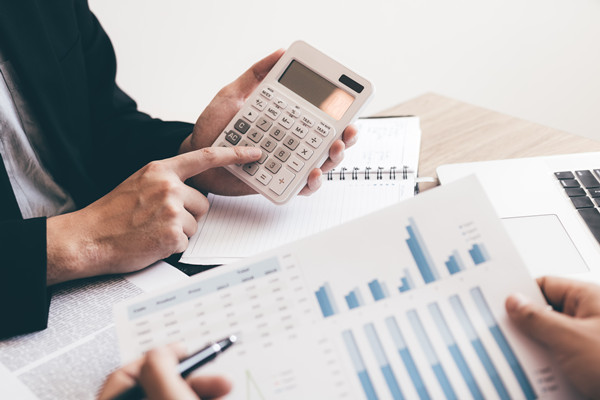 預(yù)算控制：嚴(yán)格控制預(yù)算，降低成本